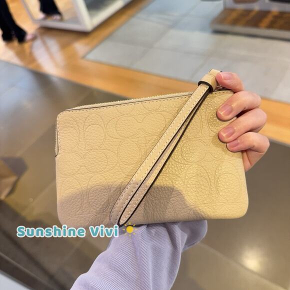 NWT Coach Corner Zip Wristlet In Signature Leather Oat CCJ73 - Picture 3 of 5